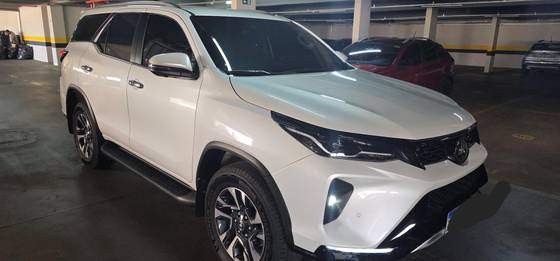 TOYOTA HILUX SW4 2.8 D-4D TURBO DIESEL SRX PLATINUM 7L 4X4 AUTOMÁTICO